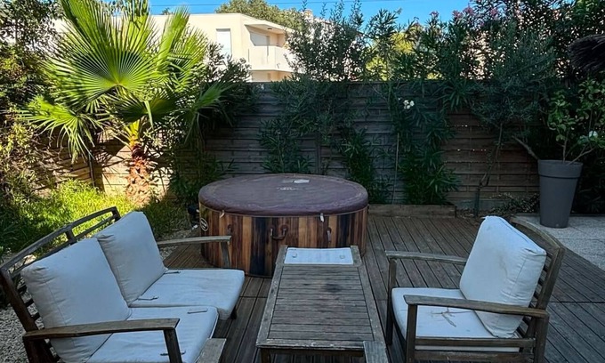 Lemasson Apartment | Terrace apartment with pool