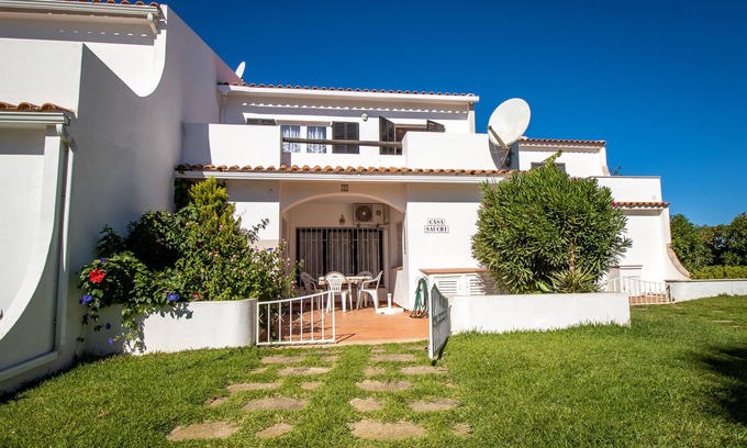 Castelo House | Terraced house Casa Sauchi with a communal pool