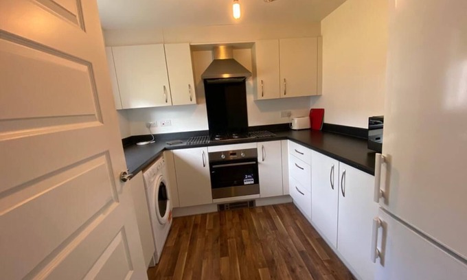 Longcroft House | Terraced whole 3 bed house with allocated parking near the airport