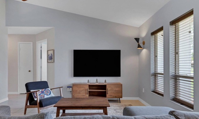 Englewood East House | 🥇 Terrific 2bd villa with private pool (CH891)