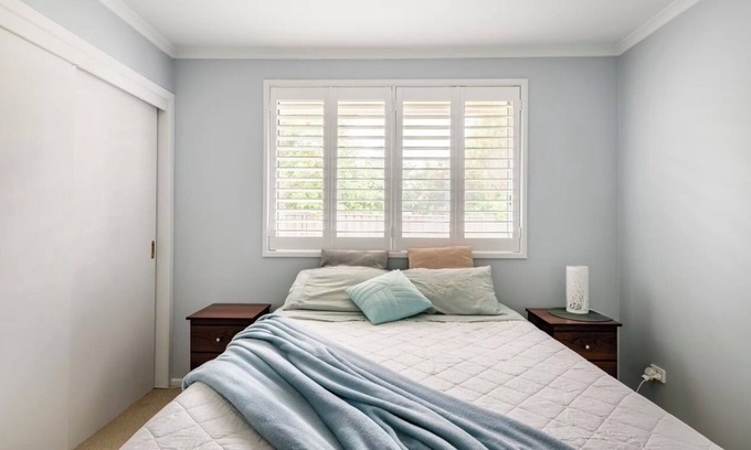 Gladstone Park Apartment | Terrific room with AC in Gladstone Park