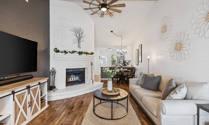 Euless House | Texas Gardens- A Beautiful Cottage in the heart of DFW