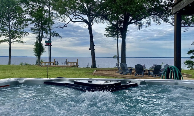 Milam Cabin | Texas Sized, Pet Friendly Barndomnium with Hot Tub Overlooking Toledo Bend Lake!