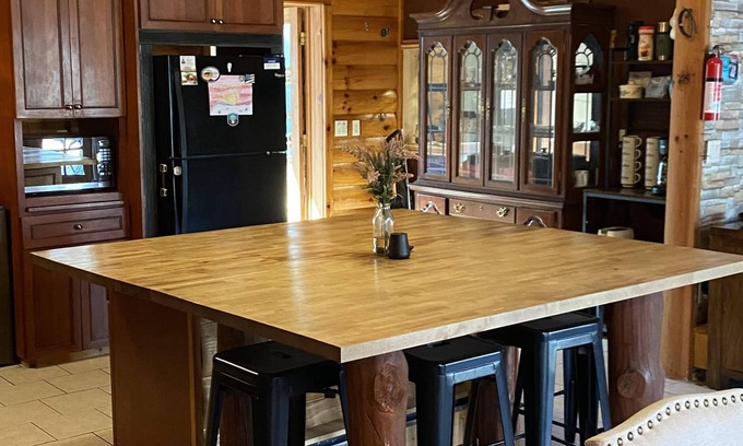 Arenac County House | tGorgeous 4BR Log Retreat on 40 Acres —Pond View – Mid-Michigan—sleeps 11+