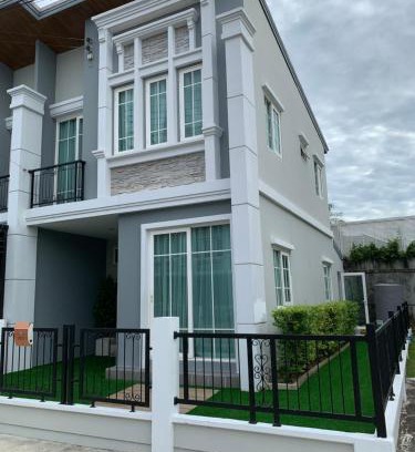 Dok Mai Apartment | Thai Family Home