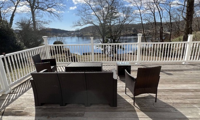 Quaker Hill House | Thames River Retreat · CT College+Casinos+USCGA