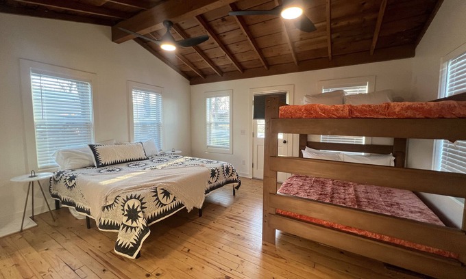 Tia Juana Cabin | That Dam Cabin - Outdoor Living - Hot Tub, 65” TV, & Blackstone Griddle!