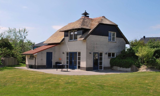 Makkum Villa | Thatched villa with bath in a holiday park