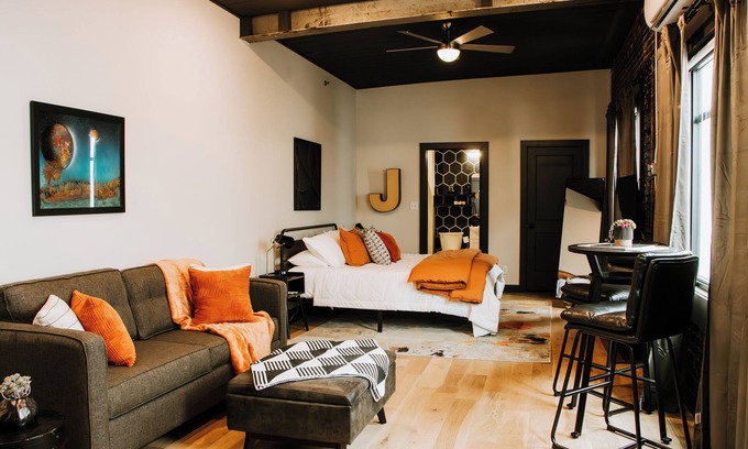 Leitchfield Apartment | The 1935 Historic Alexander Hotel/The Jackson Suite in Leitchfield, KY
