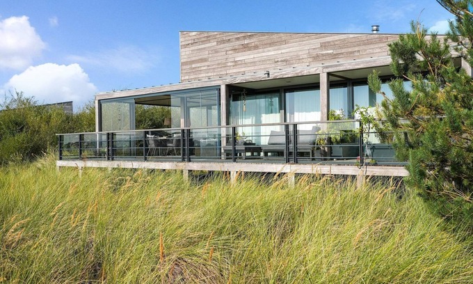 Ouddorp House | The 4 person Villa Super VIP features a luxurious and comfortably furnished interior, terrace with views over the water, perfect with dogs and children.