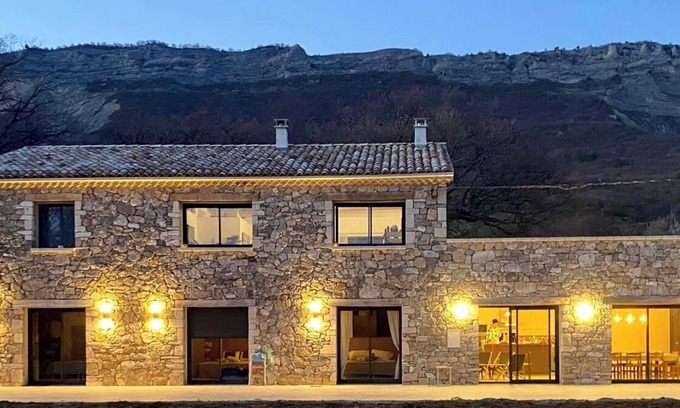 Laragne-Monteglin House | The 4-star Jubi Gîte is a haven of peace to share with family and friends.