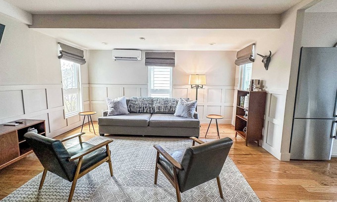 Burns Park Apartment | The 4M Favorite House - Stunning & Spotless 2-Bed Apt (#3)