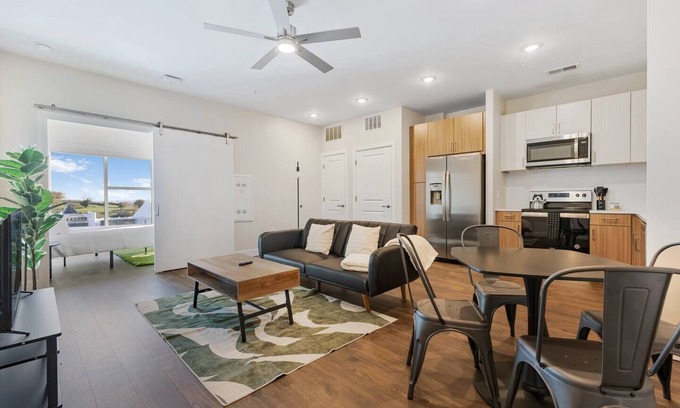 Eighth Avenue Apartment | The Acoustic Abode: 1-BedRoom W/Pool!