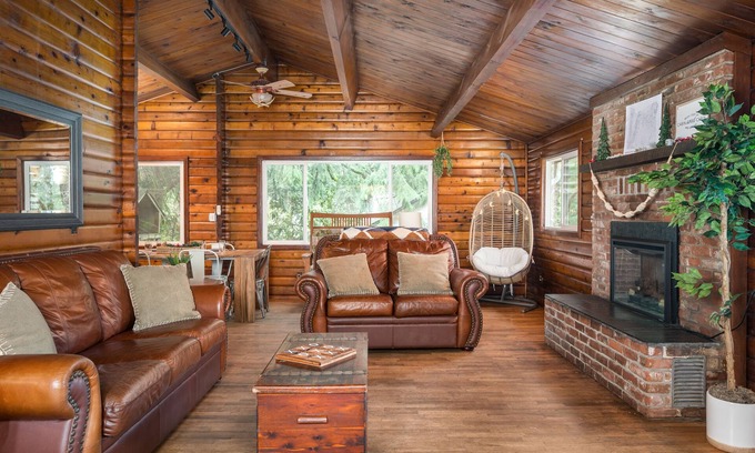Marmot House | The Alder Lodge - Hot tub, shuffleboard, air hockey, bbq, dogs-ok