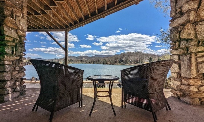 Lake Junaluska Apartment | The Allgood LJ Apartment: Charming Lake Junaluska Retreat with Stunning Mountain
