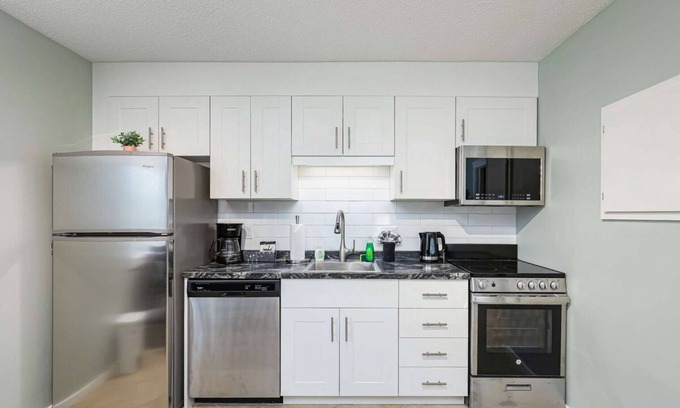 Collingwood Apartment | The Alpine - Central Collingwood Condo
