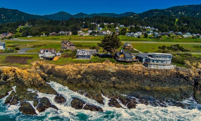 Shelter Cove House | The Amazing Blue Water Ocean House