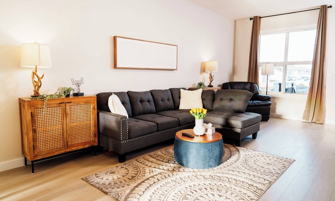 Calgary House | The Amber | Sleeps 6 | Close to Airport