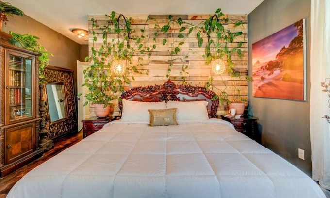 East Ocean View House | The Anchor 4BR Beach House w Balcony & King Bed