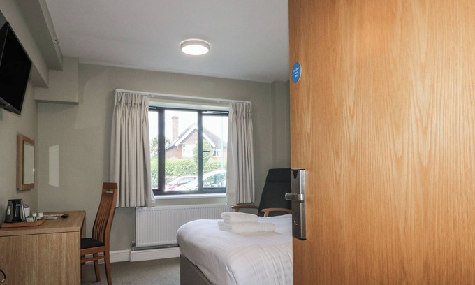 Littlehampton Cottage | THE ANCHOR’S NEST AT MARINE COURT, family friendly in Littlehampton