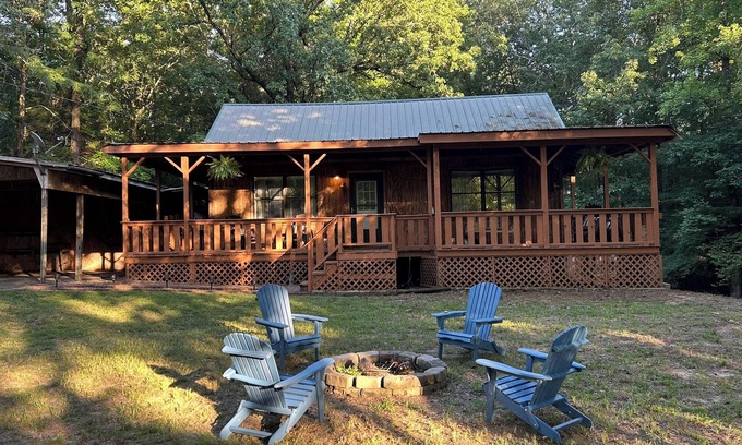 Pope Cabin | The Angler at Enid Lake is a quiet & cozy 3-bedroom cabin