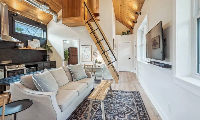 Fredericksburg House | The Annex at King's Crossing