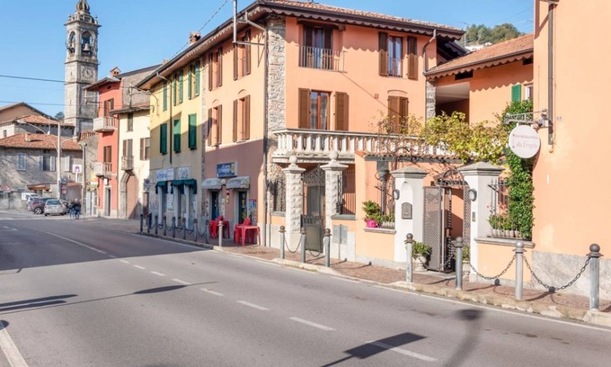 Pusiano Apartment | The apartment is located in the center of Pusiano with a beautiful lake view.