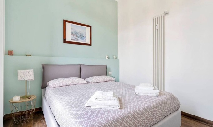 Zona Farini Apartment | The apartment is located a few steps from the picturesque area of Isola