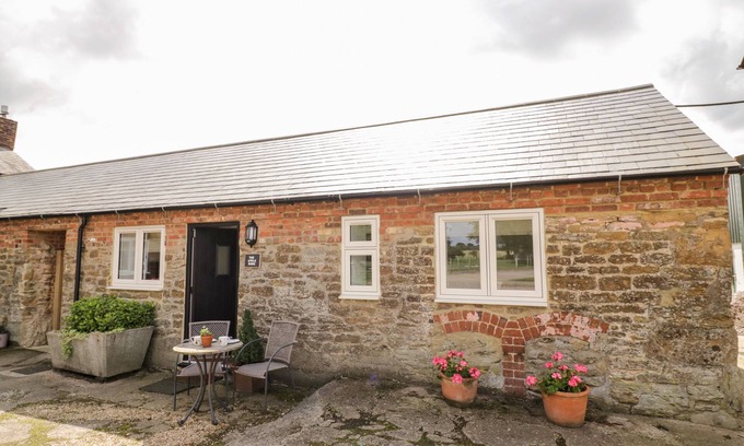 Daventry Cottage | THE APPLE BARN, with a garden in Catesby