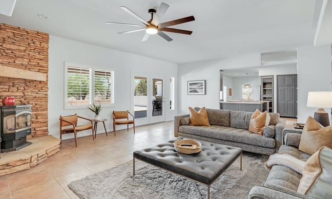 Yucca Valley House | The Arches Joshua Tree | Dipping Pool, Hot Tub, & Games