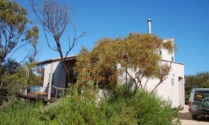 Warrenben House | The Architects House - Architecturally designed home in a scrubland setting with native birdlife and a bush track to the beach