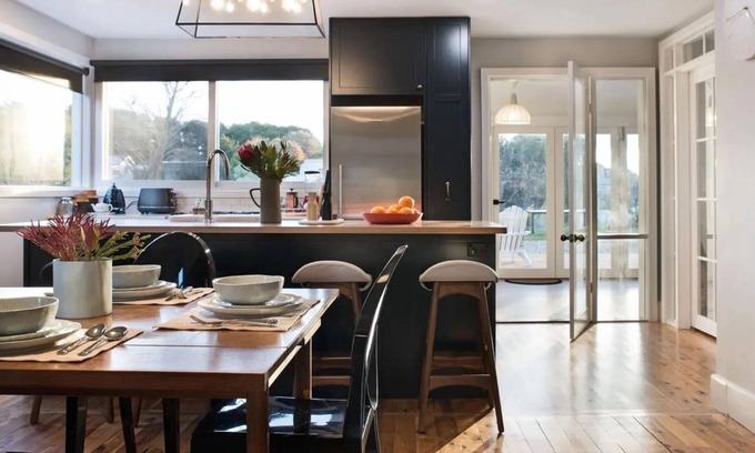 Daylesford House | The Arlow House-Pet friendly walk to town