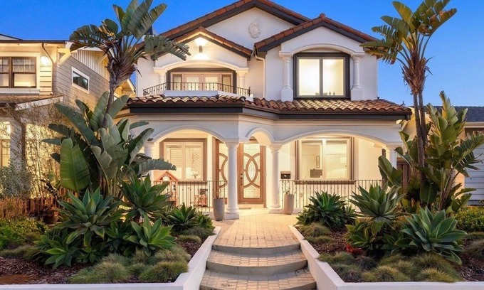South Redondo House | The Avenues Beach House 1.5 blocks to the beach with a pool.