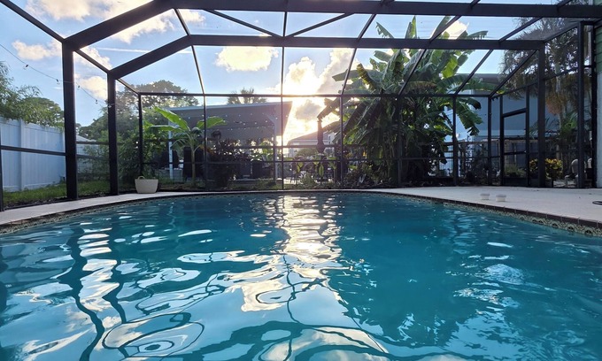 Baywood Village House | The Avocado House - 10 Foot Deep Pool nPeaceful Cul-de-Sac Waterfront Village