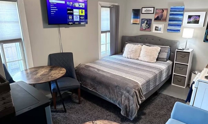 Central Gardens House | The Back House - Midtown Memphis Guest House with Private Entrance & Backyard