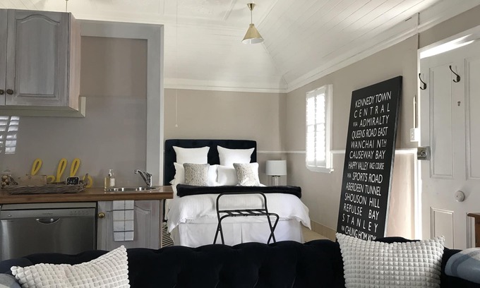 Armidale House | The Bakers Cottage - only a few minutes walk to pubs, restaurants & cafes