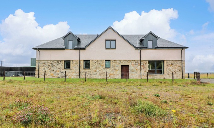 Airdrie Cottage | THE BARN, DRUMBOW FARM, family friendly, with hot tub in Caldercruix