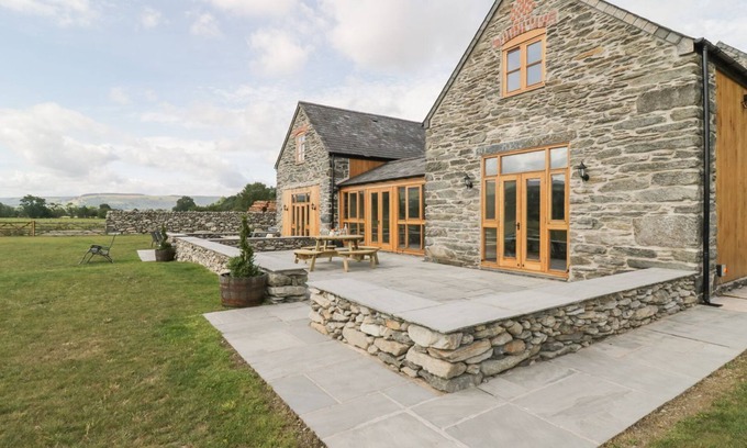 Corwen Cottage | THE BARN, family friendly, with hot tub in Corwen