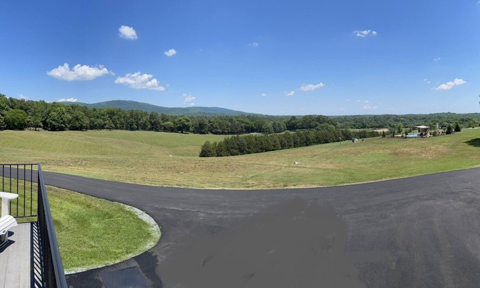 Boyd Tavern House | The Barn studios with a view near Monticello and wineries!