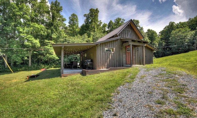 Blue Ridge Cabin | The Barn with a Hot Tub, Fire Pit and Pet Friendly