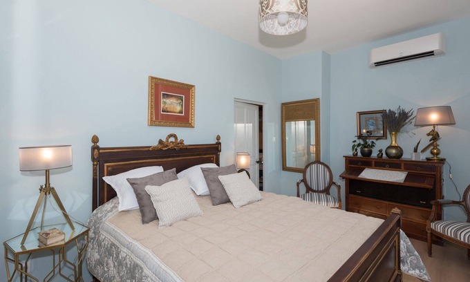 Remoulins House | THE BASTIDE GARD BRIDGE spacious room decorated in Provencal style