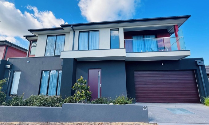Mentone House | ‘The bayside’ Beautifully brand new house - 3 minutes from the beach