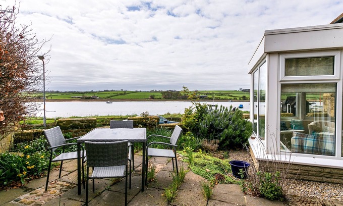 Alnmouth Cottage | THE BEACH HOUSE, ALNMOUTH, pet friendly, with a garden in Alnmouth