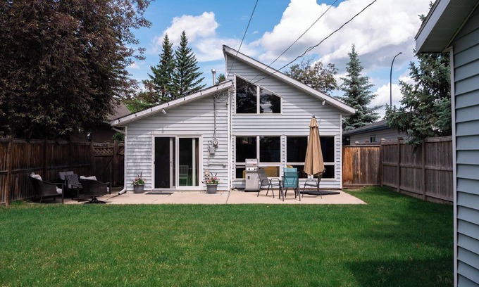 Markerville House | The Beachside Bungalow ོ 3 Bedroom Cottage just steps from the shores of Sylvan!