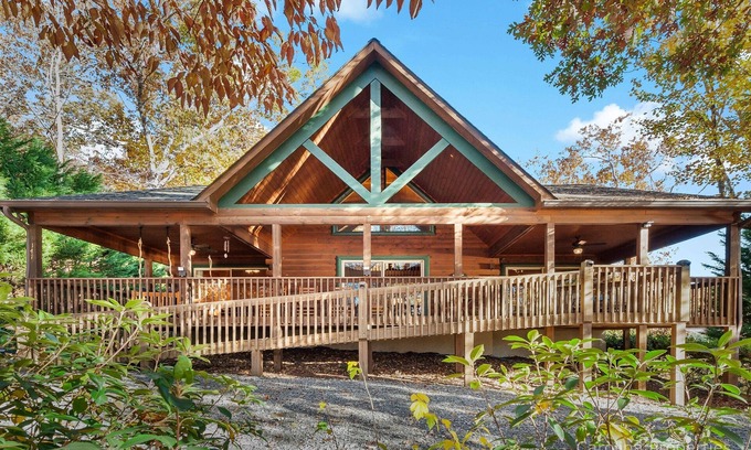 Lake Lure Cabin | The Bears Den - Pet Friendly, Fire Pit, Kayaks!