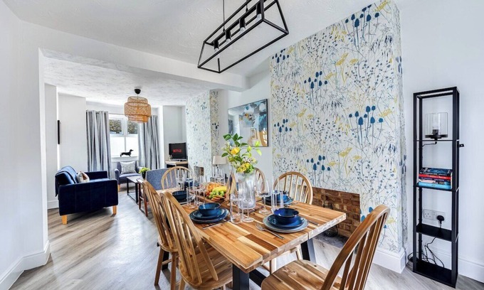 Kempston House | The Bedford Retreat | 6 Guests Contractors Welcome