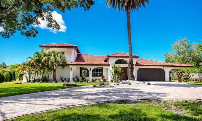 Clearwater House | The Belleair Estate - Breathtaking Waterfront Home w/Heated Pool