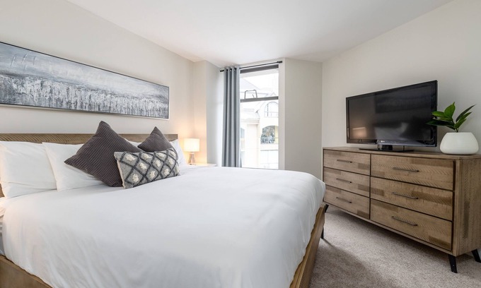 Upper Village Apartment | ❄︎The Big Mauna❄︎ Modern 1 BR - 2 min to ski in/out | Hot Tub & Pool | The Marquise