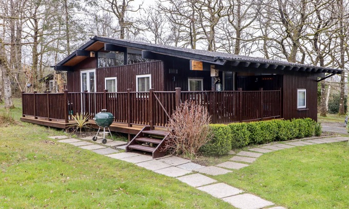 Cenarth Cottage | THE BIRD HOUSE, pet friendly, with pool in Cenarth