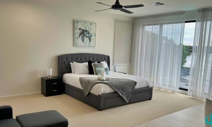 Swansea House | The Black Swan Lakehouse - waterfront, pool